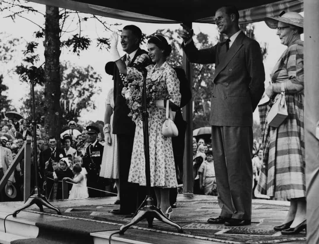 Cặp đôi hoàng gia với Thị trưởng Sòng bạc, Alderman Manyweathers ở Carrington Park, New South Wales năm 1954.