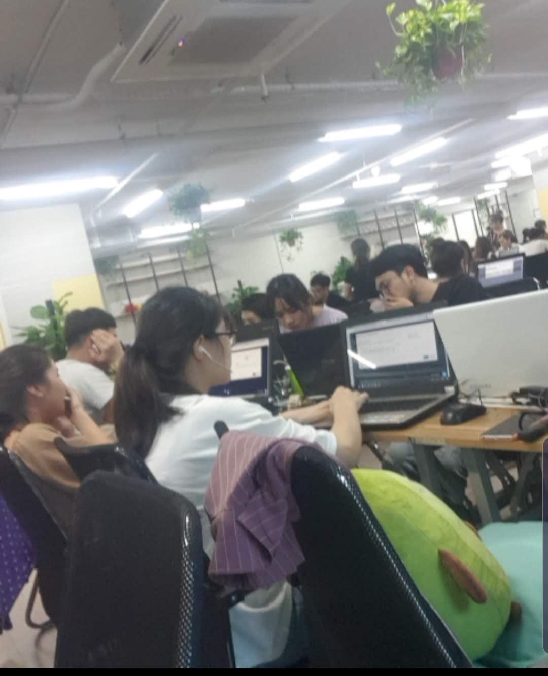 Các nhóm “bác sĩ” online tư vấn, chốt đơn cho bệnh nhân.