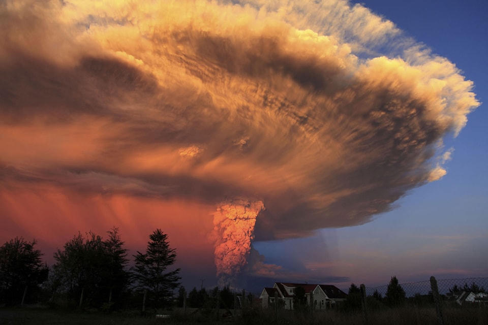 ​28. Núi lửa Calbuco phun trào gần Puerto Varas, Chile, vào ngày 22 tháng 04 năm 2015. Ảnh Diego Main / AP.