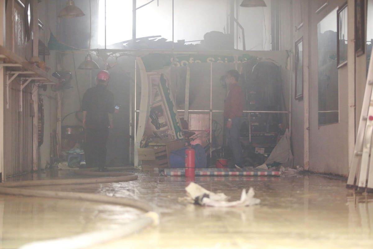 Hàng trăm người hoảng loạn, tháo chạy khỏi vụ cháy kinh hoàng