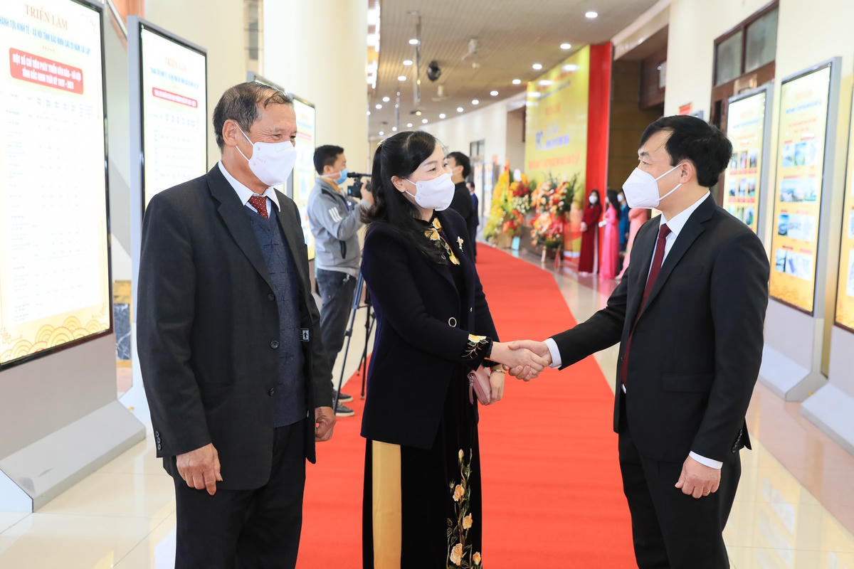 Chủ tịch Ủy ban MTTQ tỉnh Bắc Ninh Nguyễn Đình Lợi trao đổi với các đại biểu bên lề Lễ Kỷ niệm.