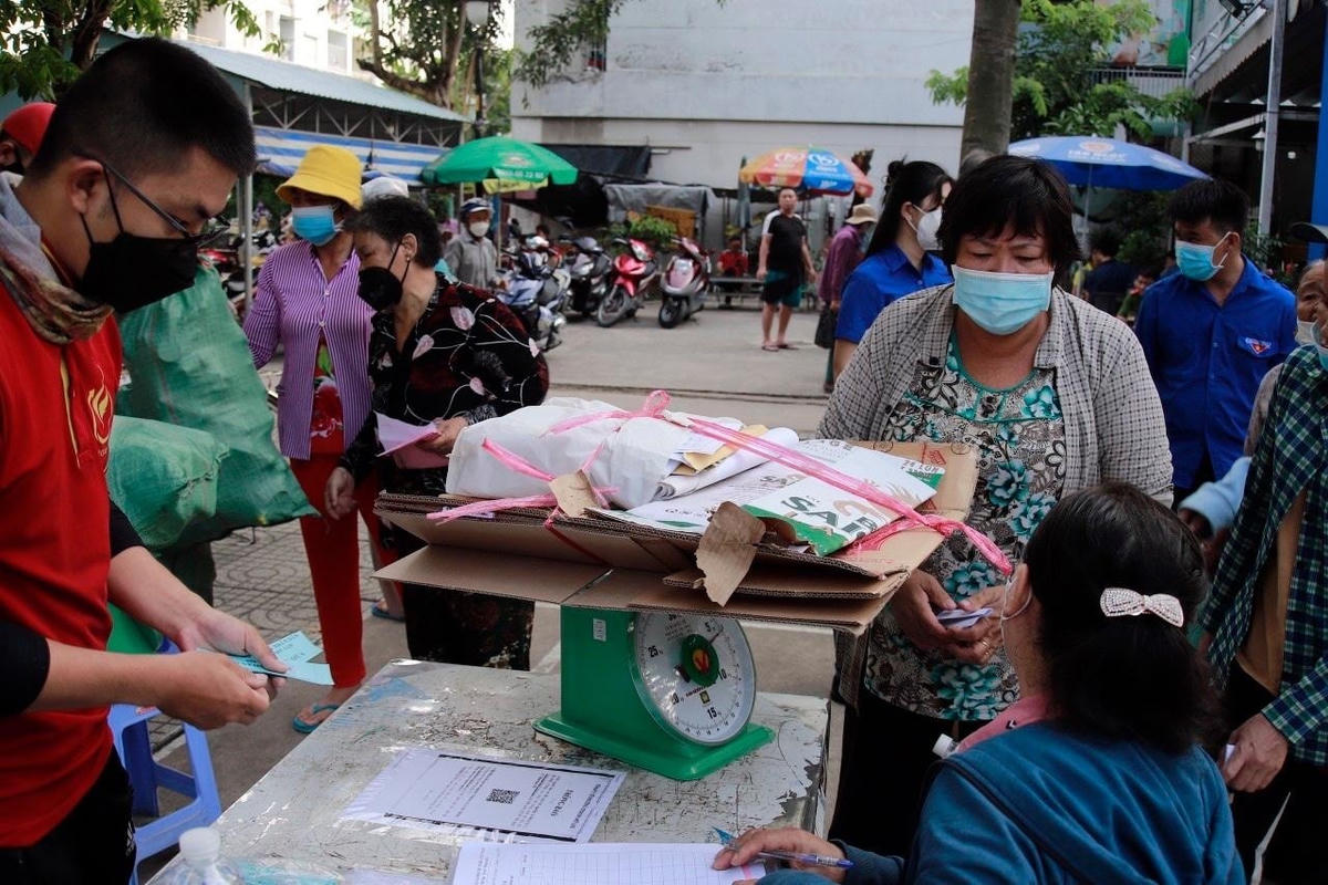 Mô hình đổi rác tái chế lấy thực phẩm thiết yếu tại TP Thủ Đức (TP HCM). Ảnh: Hồng Phúc.