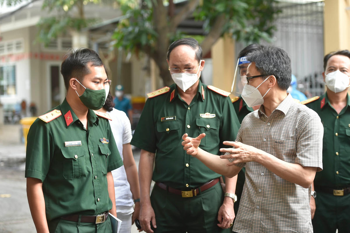 Phó Thủ tướng Vũ Đức Đam thăm, động viên cán bộ, chiến sĩ quân đội tham gia Tổ công tác đặc biệt tại Phường 13, Quận Bình Thạnh.