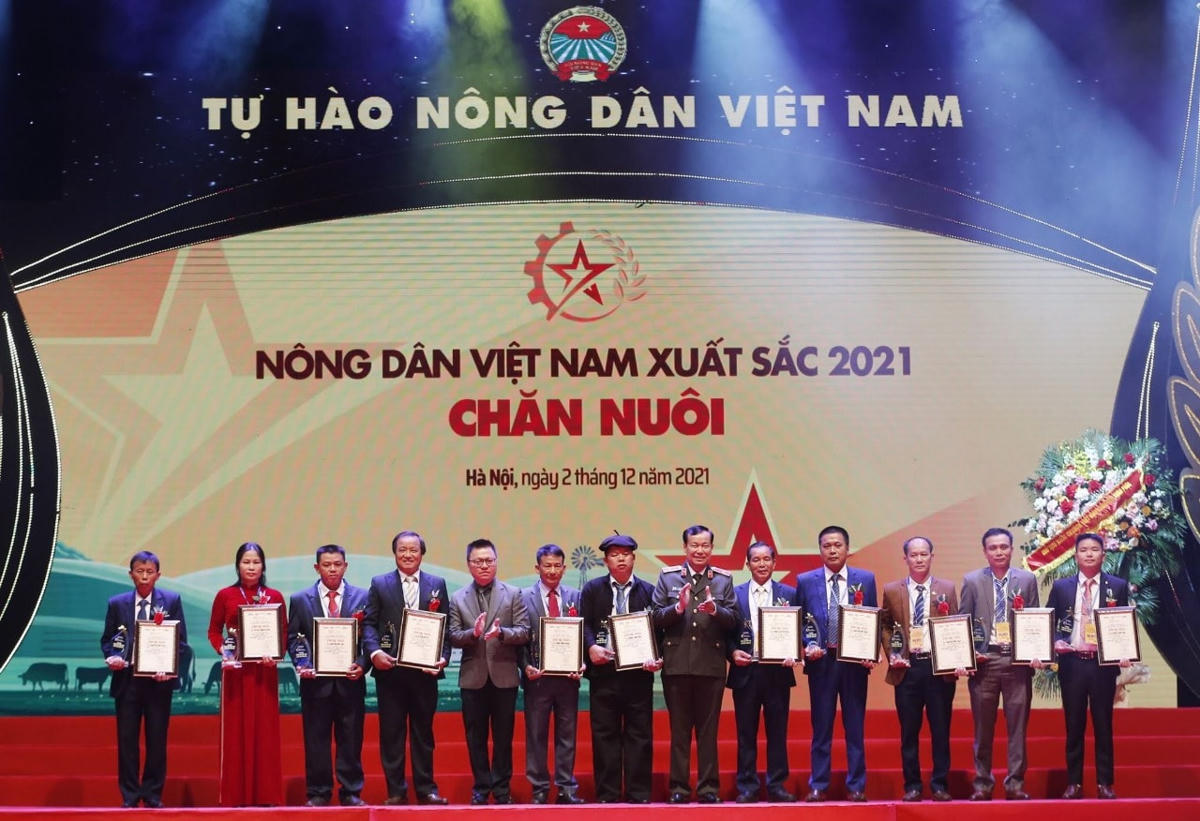 Ông Lê Tấn Tới, Uỷ viên Trung ương Đảng, Chủ nhiệm Uỷ ban An ninh quốc phòng Quốc hội và ông Lê Quốc Minh, Uỷ viên Trung ương Đảng, Tổng Biên tập báo Nhân Dân, Chủ tịch Hội Nhà báo Việt Nam trao danh hiệu Nông dân xuất sắc năm 2021.