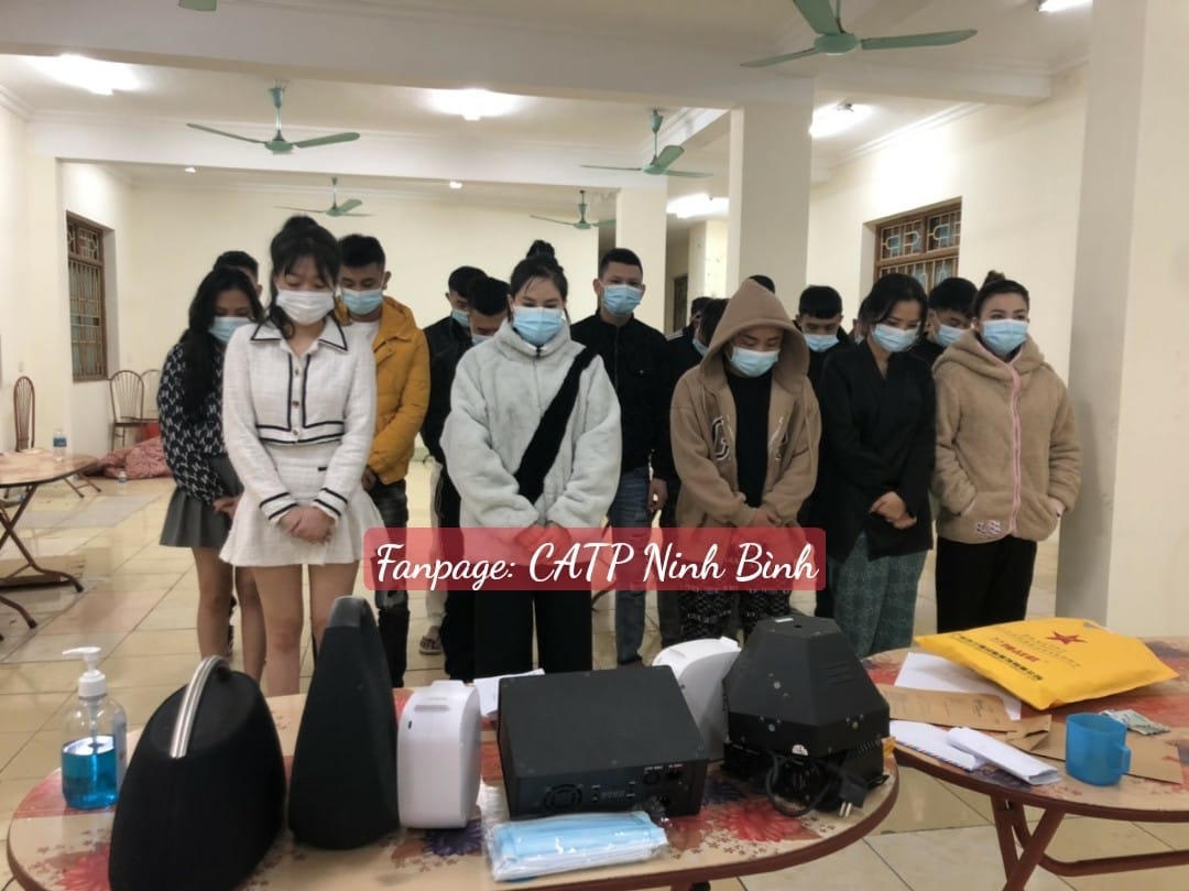 16 dân chơi đang bay lắc thì bị Công an ập vào bắt gữ. Ảnh: Fanpage CATP Ninh Bình.