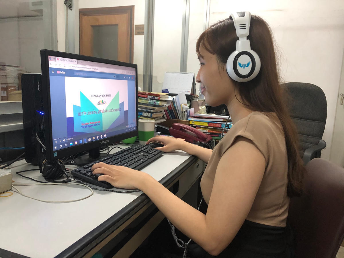 Độc giả trải nghiệm với kênh “Cùng bạn đọc sách”.