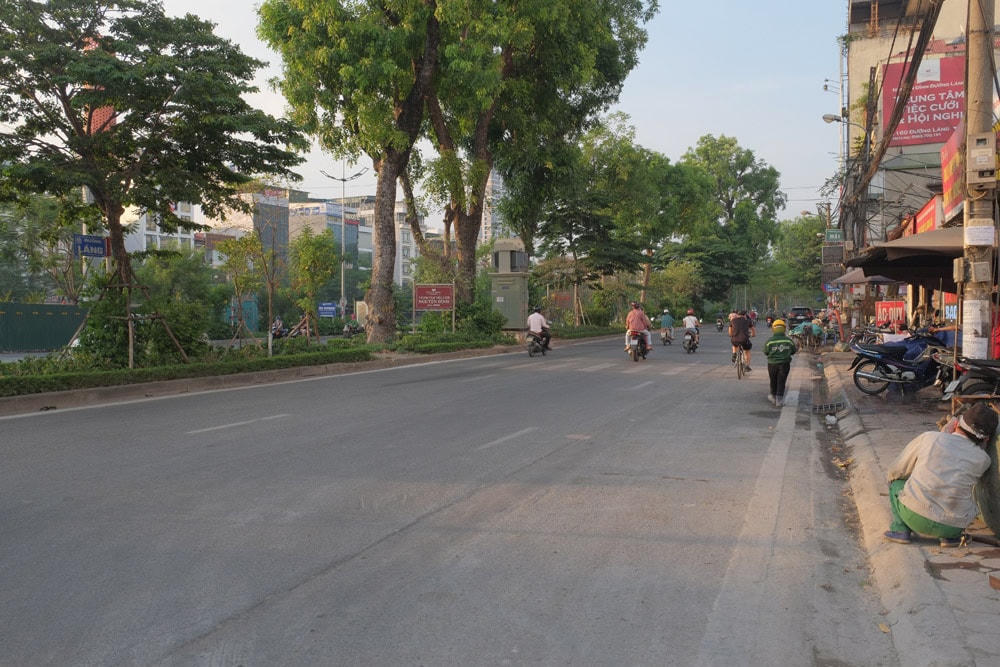 Đường Láng -  thưa thớt người qua lại, khác hẳn cảnh tượng trước đây luôn trong tình trạng ùn tắc vào khoảng chiếu tối, các phương tiện giậm chân tại chỗ.