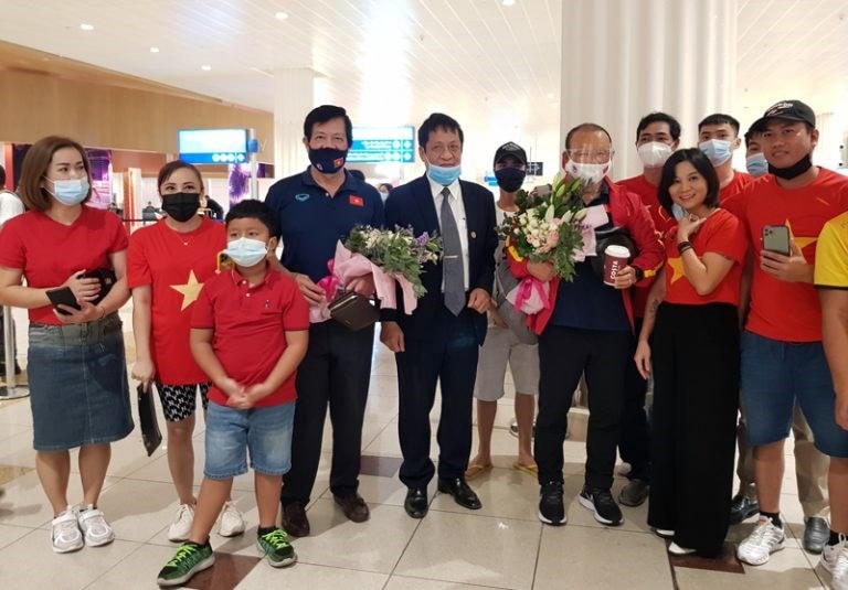 Đại sứ Nguyễn Mạnh Tuấn tặng hoa chào mừng đội tuyển Việt Nam đến UAE và gửi lời chúc chiến thắng đến toàn đội. (Nguồn: VFF).