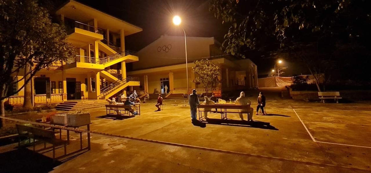 Trong đêm, đội ngũ y tế Bệnh viện dã chiến vẫn làm thủ tục nhập viện cho bệnh nhân Covid-19.
