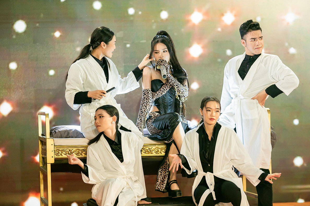 Trong đêm bán kết lần này, Orange đã xuất sắc giành chiến thắng trước VP Bá Vương với ca khúc Money Money Money của ban nhạc huyền thoại Abba.