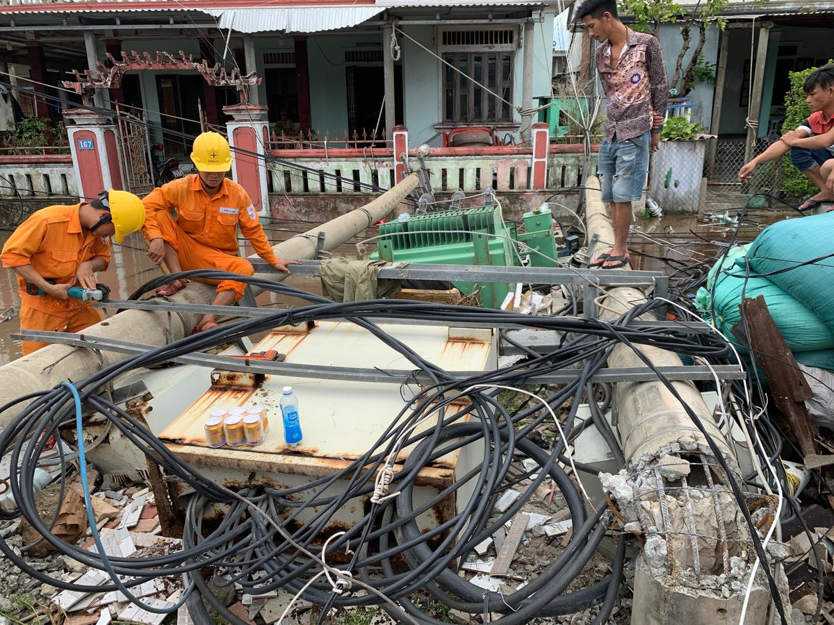 Điện lực Thừa Thiên – Huế đang tập trung nguồn lực khắc phục sự cố điện do bão số 5 gây ra.