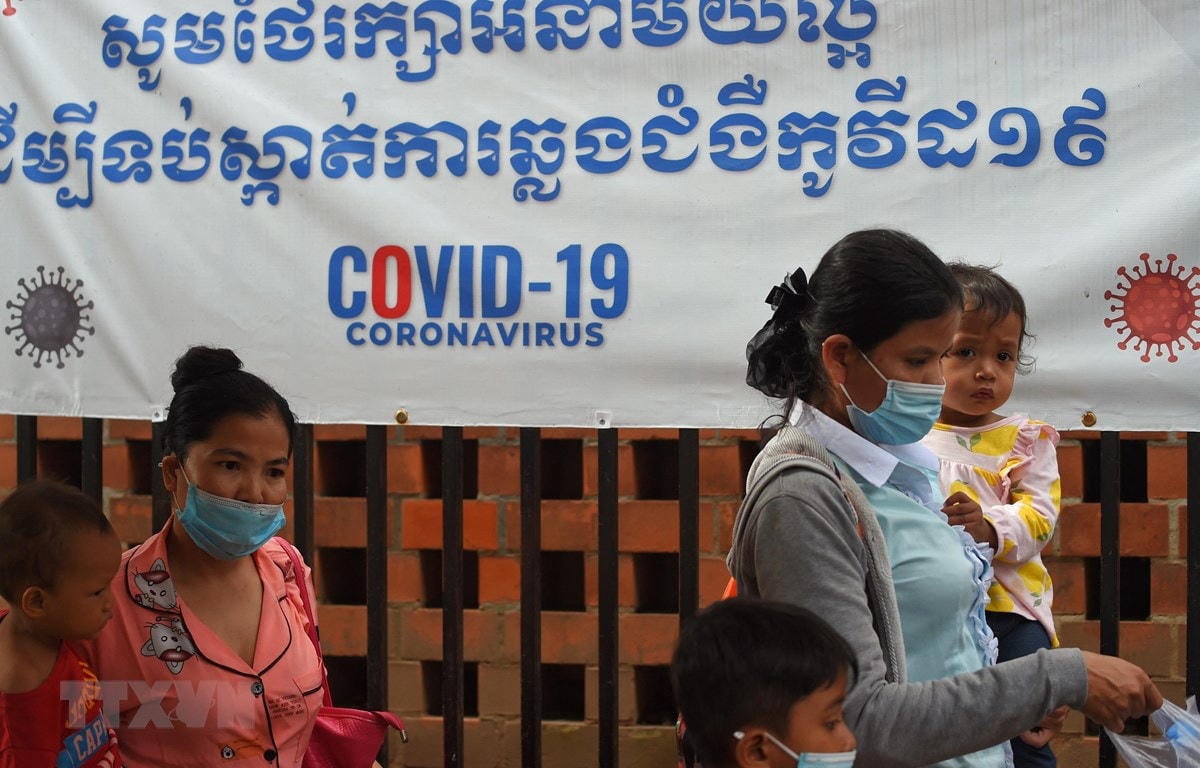 Người dân đeo khẩu trang phòng lây nhiễm Covid-19 tại Phnom Penh, Campuchia. (Ảnh: AFP/TTXVN).