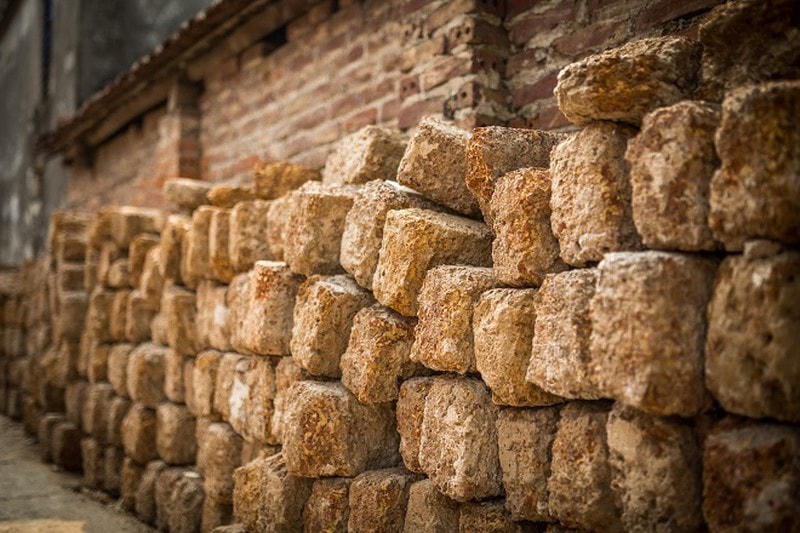 Những viên đá ong thô sơ được người dân đào từ lòng đất là nguyên liệu chính xây dựng lên nhiều căn nhà cổ tại đây.