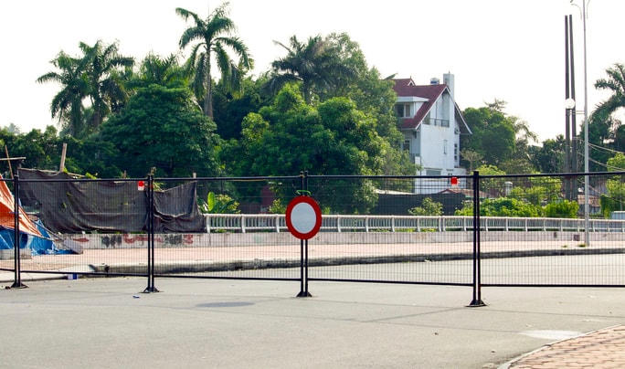Một chốt cứng trên cầu phố Viên (phường Cổ Nhuế 2).