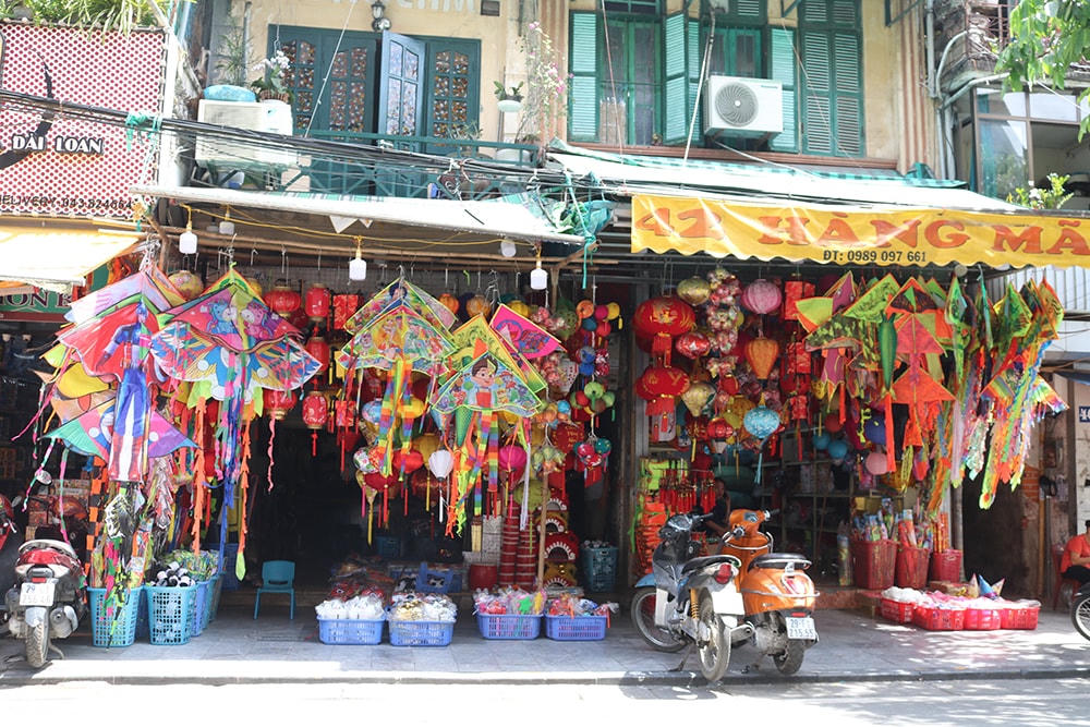 Những cánh diều giờ đây tạm nằm im trên những giá hàng chờ ngày dịch hết để tung bay trong gió.