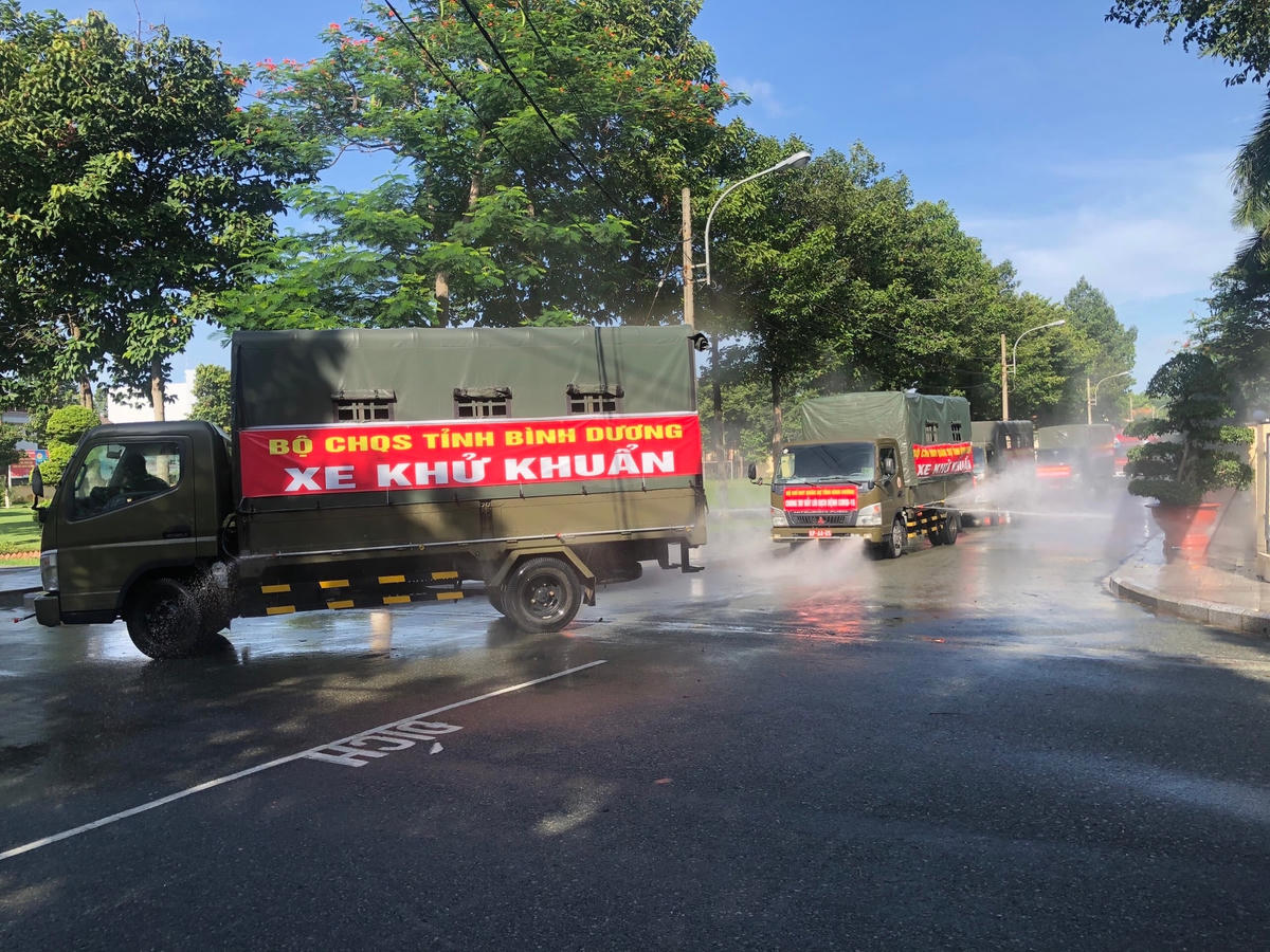 Lực lượng quân đội tiến hành xịt khử khuẩn trên một tuyến phố trong tỉnh.