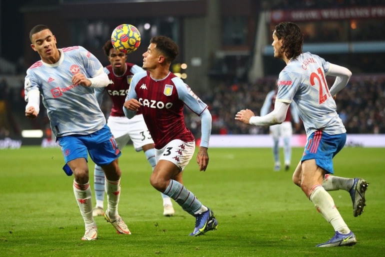 Fernandes ăn mừng sau khi ghi bàn vào lưới Aston Villa.
