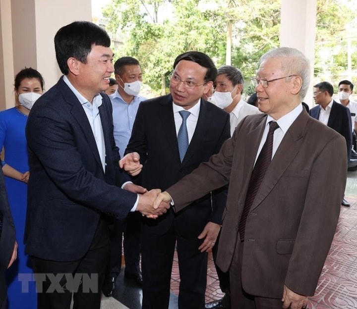Tổng Bí thư Nguyễn Phú Trọng với lãnh đạo chủ chốt tỉnh Quảng Ninh. (Ảnh: Trí Dũng/TTXVN).