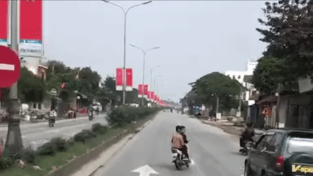 Nhóm thanh niên đi xe máy đánh võng trên quốc lộ 1A (Ảnh cắt từ clip).Sau một thời gian ngắn, Công an huyện Diễn Châu đã nắm rõ nhóm đối tượng nói trên và triệu tập về trụ sở công an huyện. Tại cơ quan điều tra, các đối tượng đã khai nhận hành vi vi phạm.