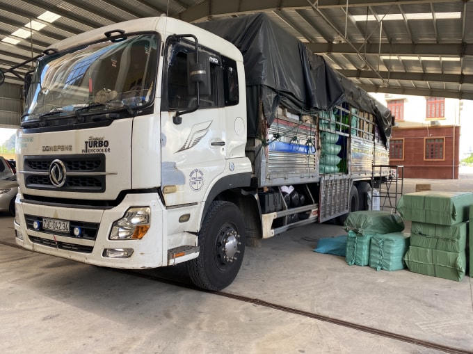Ô tô tải biển kiểm soát 79C-042.34 chở hàng nghìn sản phẩm mỹ phẩm không rõ nguồn gốc xuất xứ.