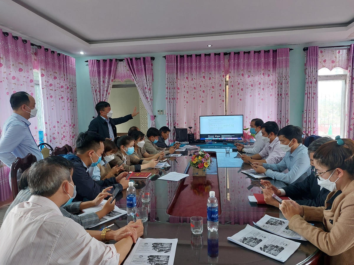 Ông Đào Mạnh Hùng - Chủ tịch Ủy ban MTTQ tỉnh Quảng Trị hướng dẫn cán bộ Mặt trận cơ sở sử dụng Cổng Cứu trợ - thiện nguyện.