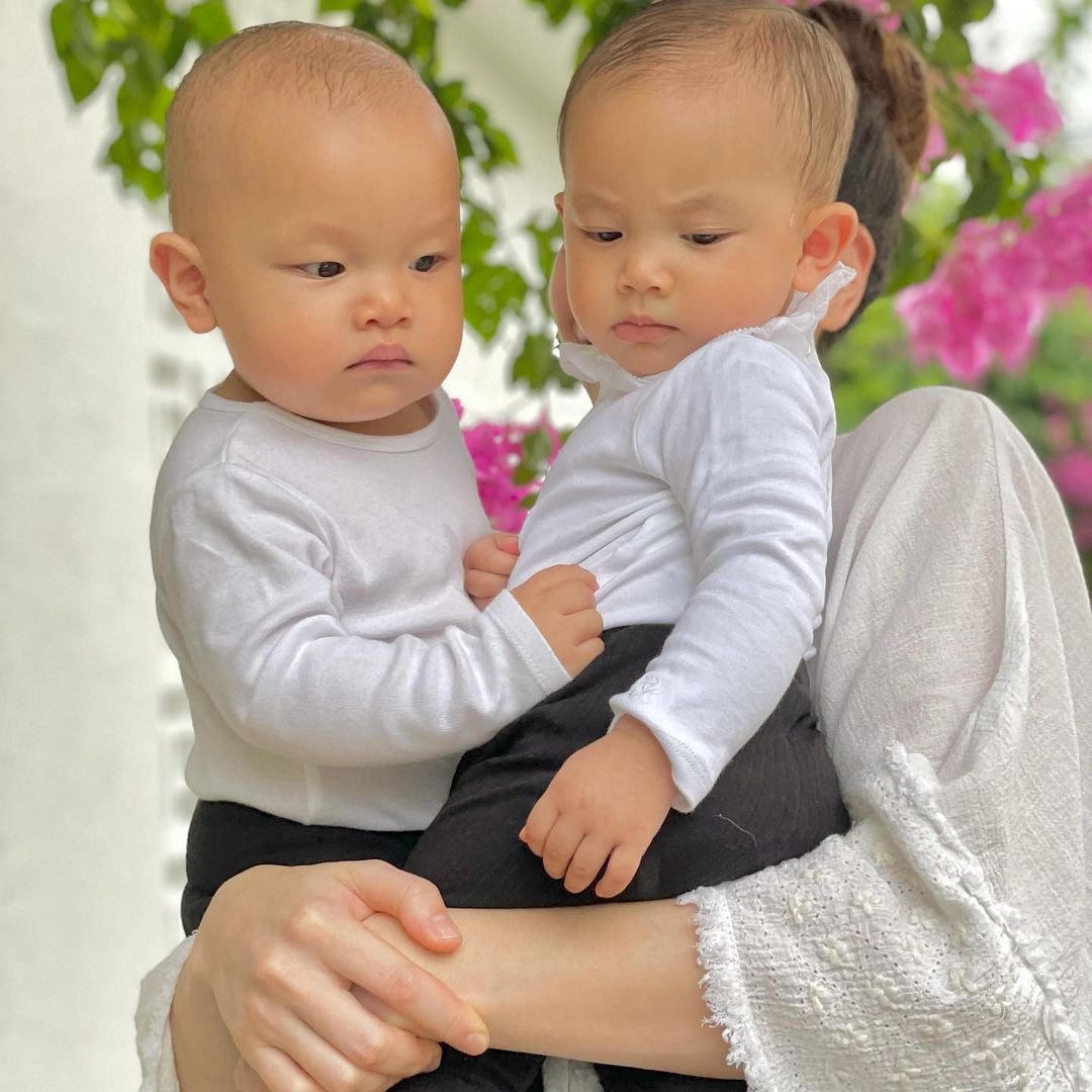 Ngày kỉ niệm tròn 10 tháng tuổi, Leon và Lisa được Hà Hồ bế trên tay chụp hình ngay trước nhà.