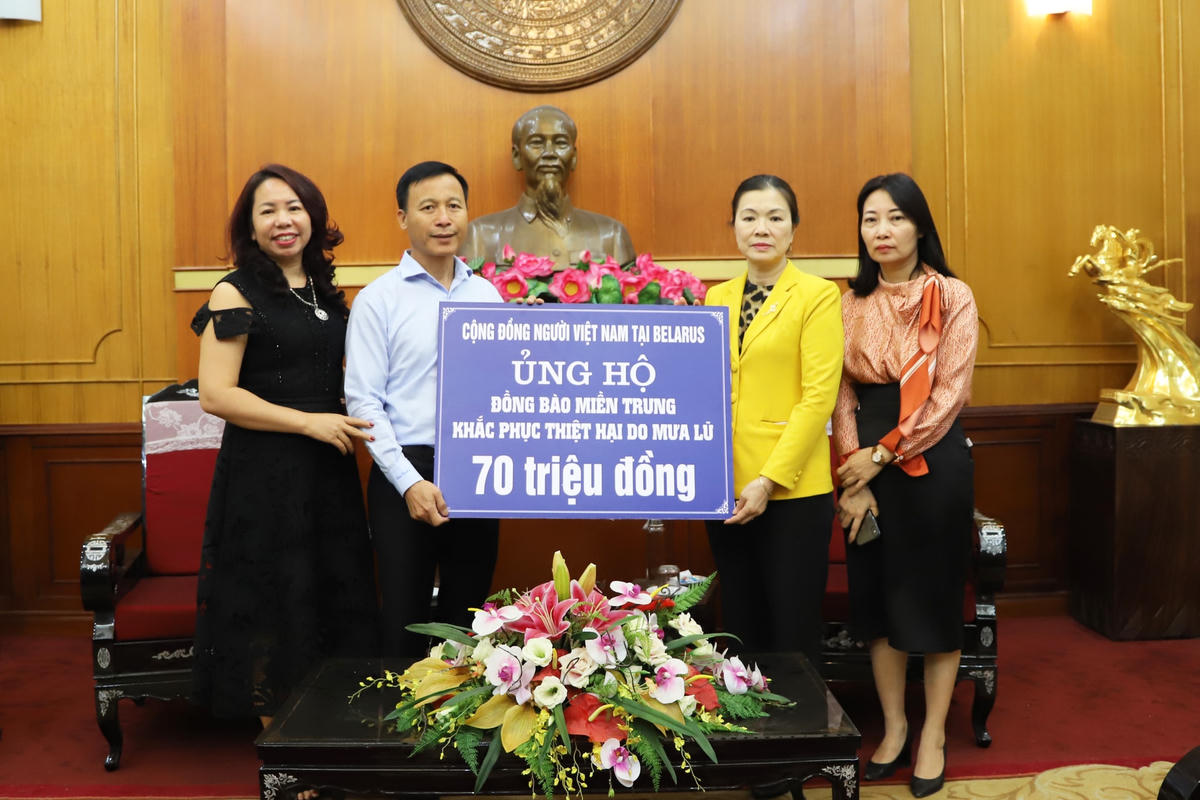 Phó Chủ tịch UBTƯ MTTQ Việt Nam Trương Thị Ngọc Ánh tiếp nhận ủng hộ từ Cộng đồng người Việt Nam tại Belarus.  