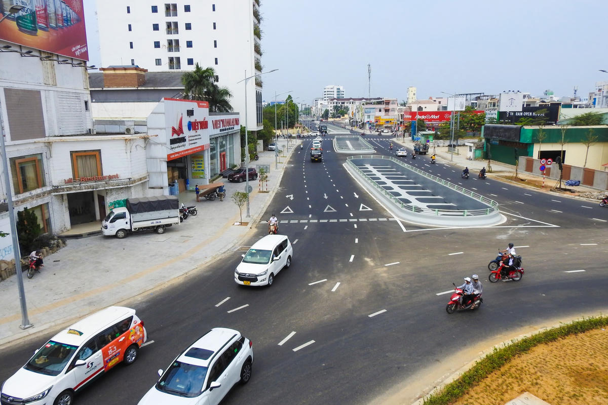 Phương tiện tham gia giao thông tại vị trí giao cắt tuyến đường 2 tháng 9, Duy Tân phía đông cầu Trần Thị Lý.  