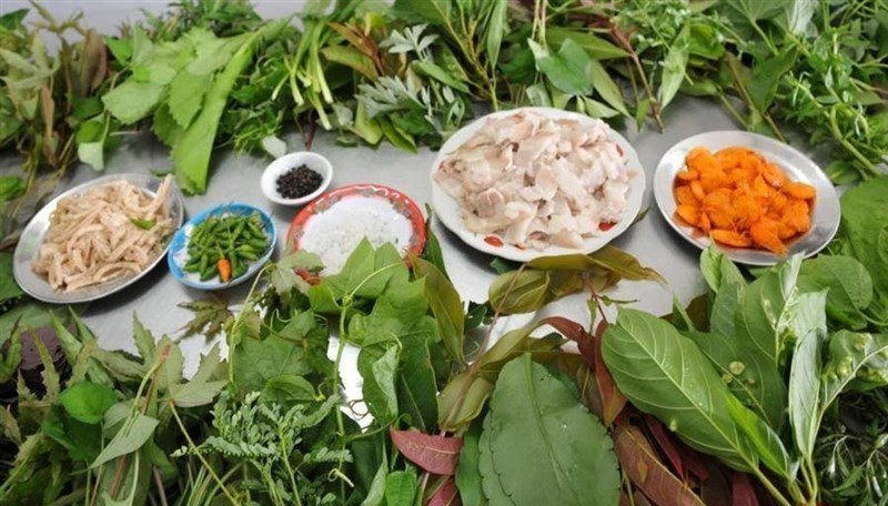 Có khoảng hơn 10 loại lá được dùng để chế biến lẩu lá rừng.