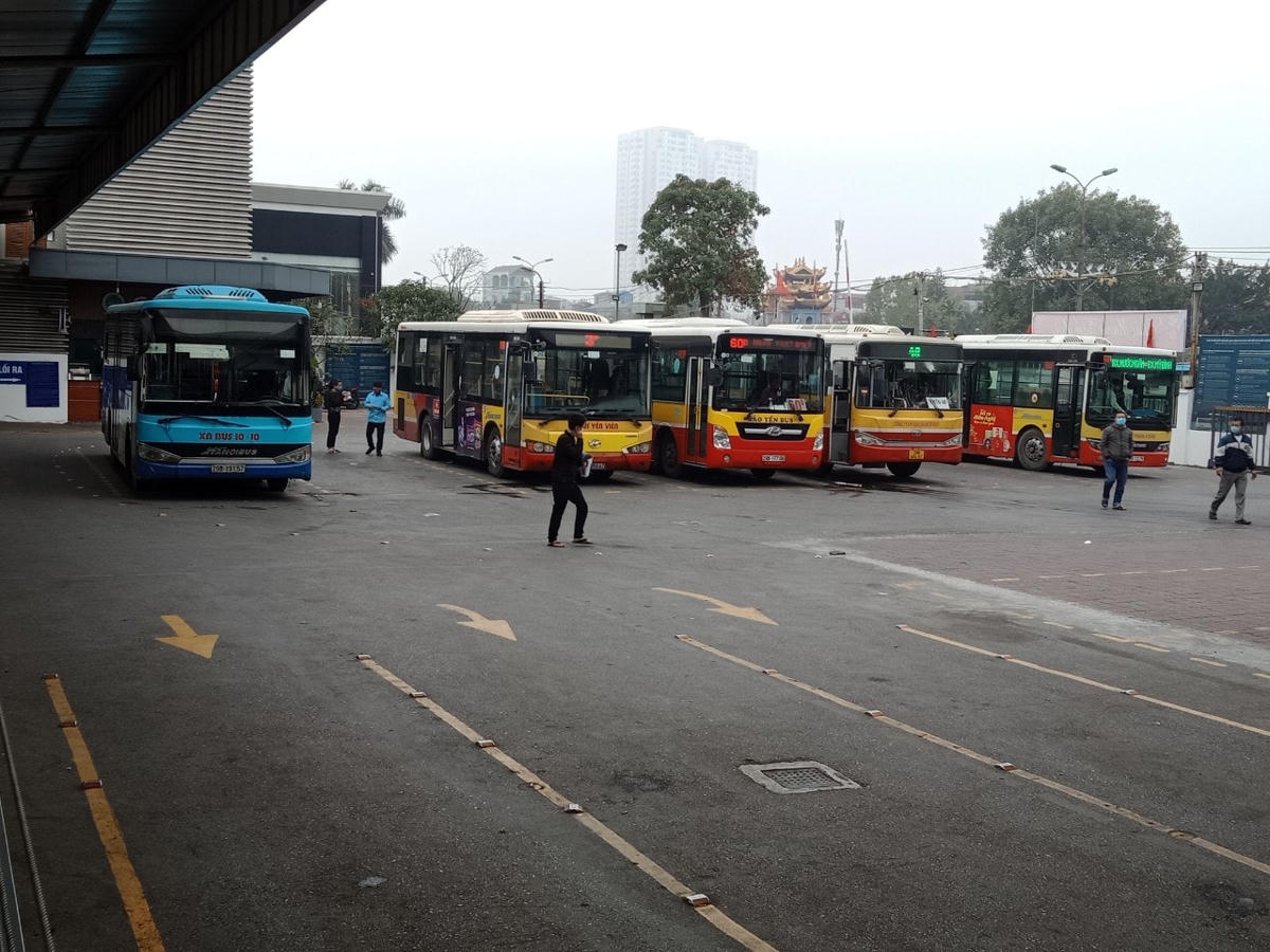 Tại điểm đỗ các tuyến xe buýt về bến xe Nước Ngầm cũng chịu cảnh tương tự.