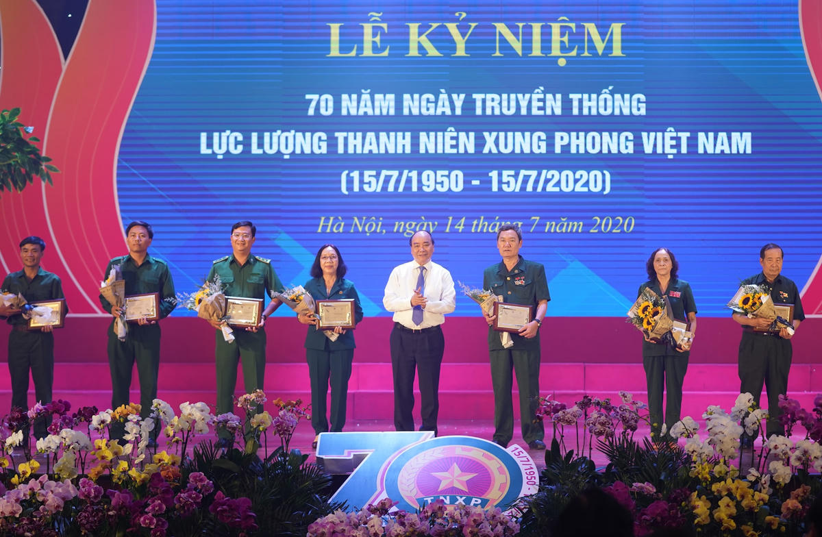 Thủ tướng Nguyễn Xuân Phúc tặng biểu trưng tôn vinh các TNXP điển hình tiêu biểu qua các thời kỳ - Ảnh: VGP/Quang Hiếu.