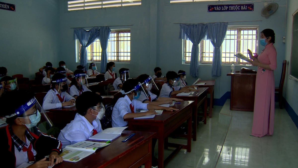  Thầy và trò đều rất háo hức trong ngày đến lớp.