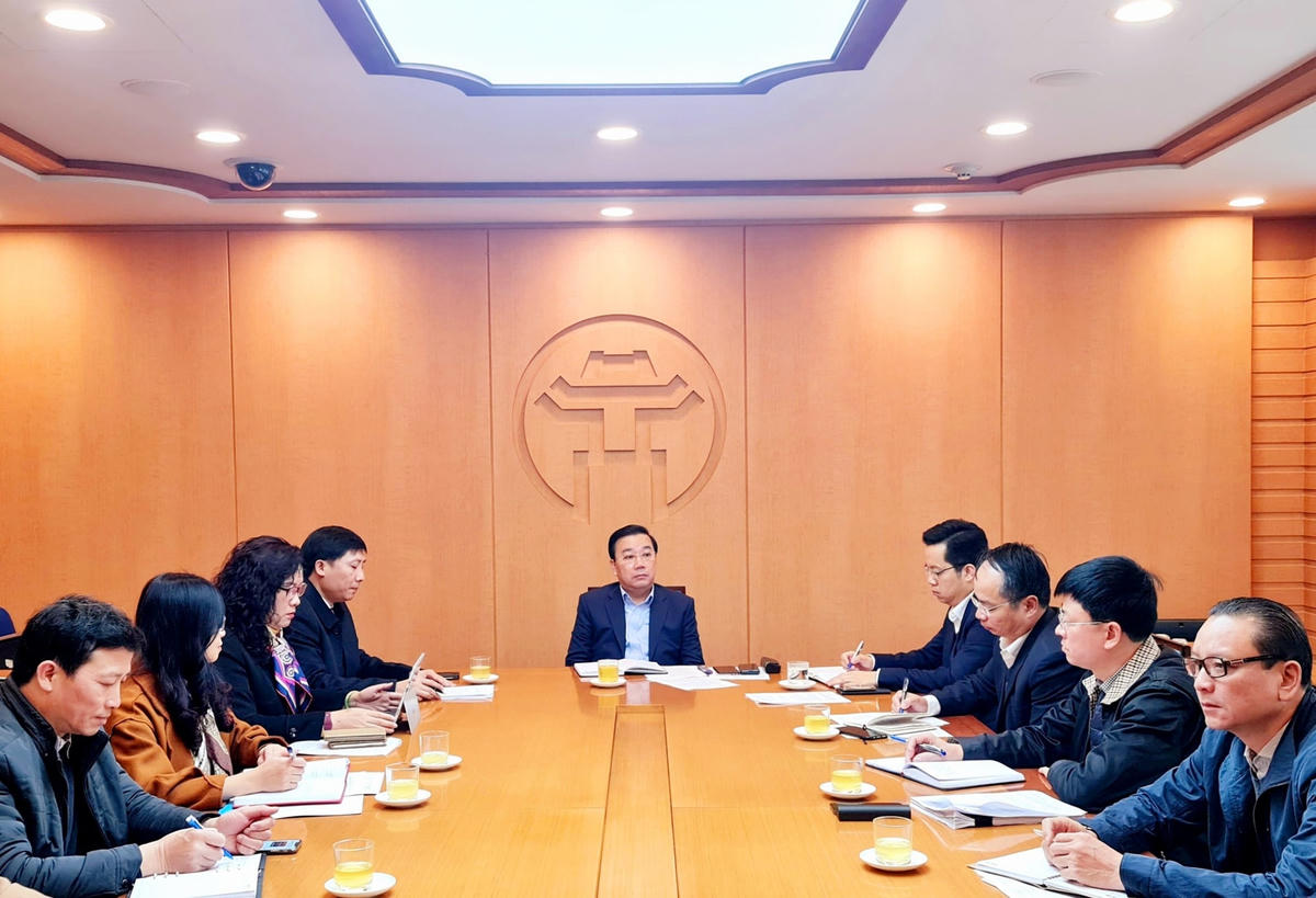 Phó Chủ tịch UBND thành phố Hà Nội Chử Xuân Dũng phát biểu chỉ đạo tại cuộc họp.