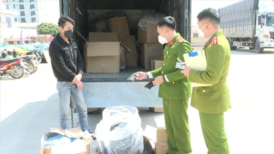 Lô khẩu trang, găng tay y tế nhập lậu bị Công an bắt giữ.