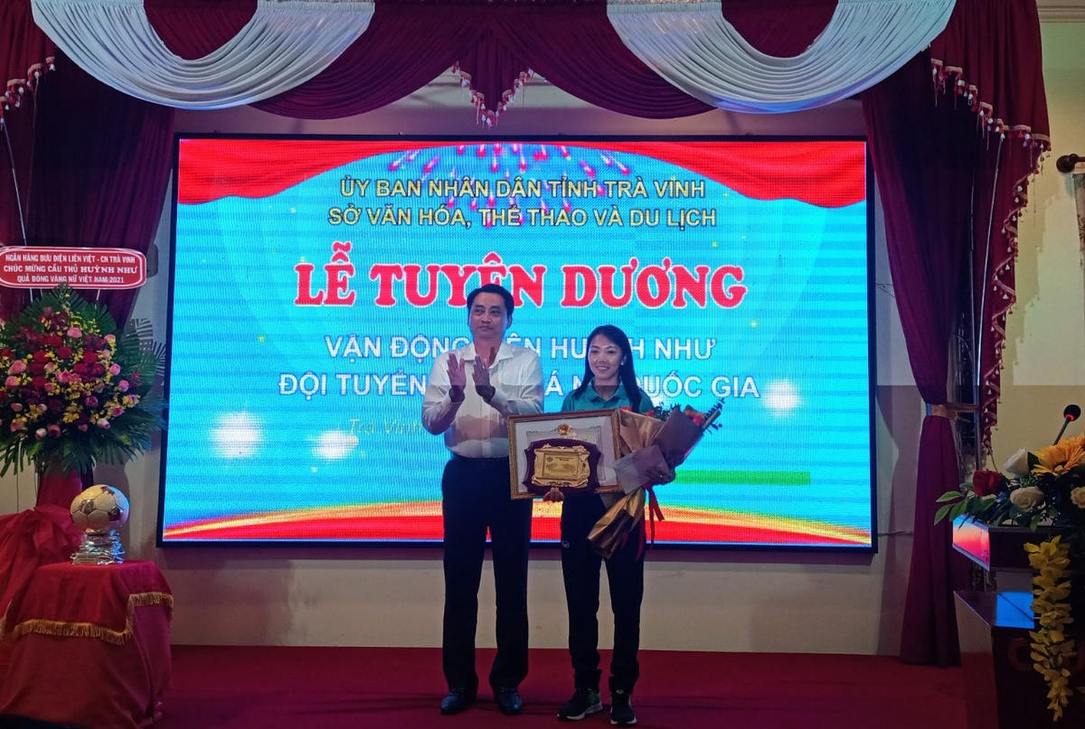 Ông Nguyễn Quỳnh Thiện, Phó Chủ tịch UBND tỉnh Trà Vinh tuyên dương Huỳnh Như, Đội trưởng Đội tuyển bóng đá nữ Việt Nam.