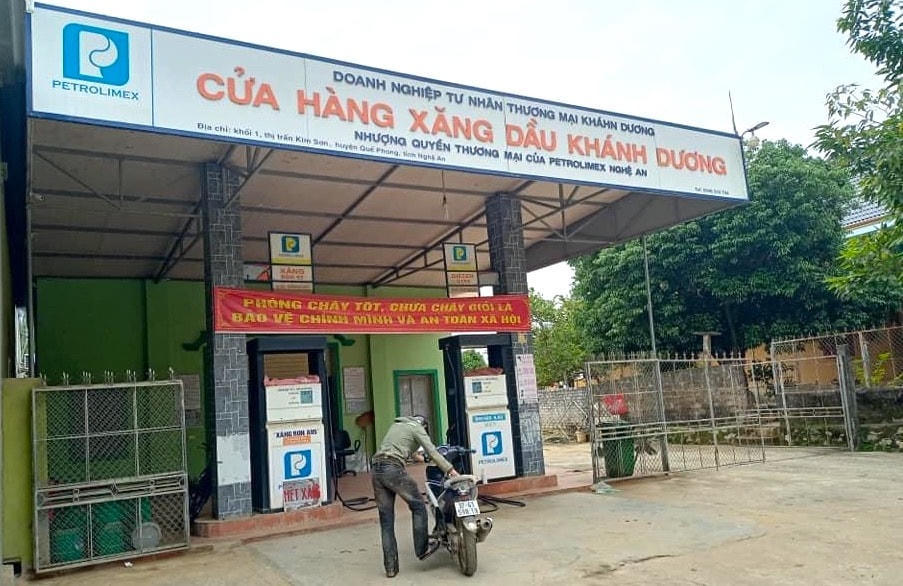 Cửa hàng xăng dầu treo biển "hết xăng".