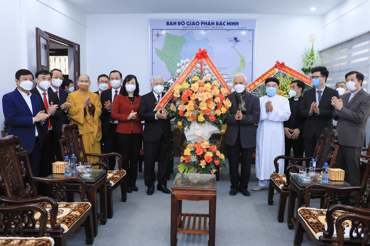 Bí thư Trung ương Đảng, Chủ tịch UBTƯ MTTQ Việt Nam Đỗ Văn Chiến tặng hoa chúc mừng Giáng sinh Tòa Giám mục Giáo phận Bắc Ninh.