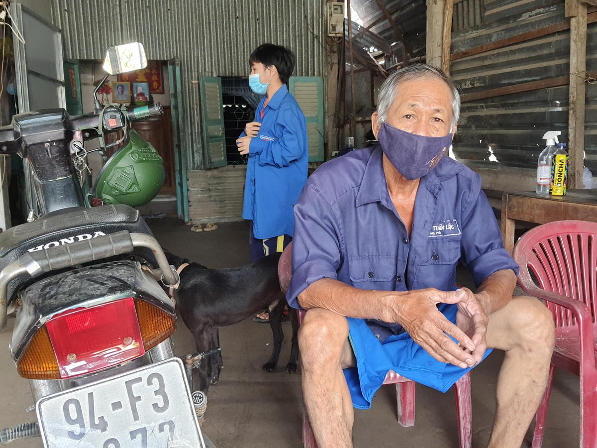 Ông Phùng Tuấn Lộc, 67 tuổi làm nghề bóc vác ở khu vực này hàng chục năm trời nhưng đến nay vẫn chưa có nổi thửa đất chính chủ để an tâm sinh sống.