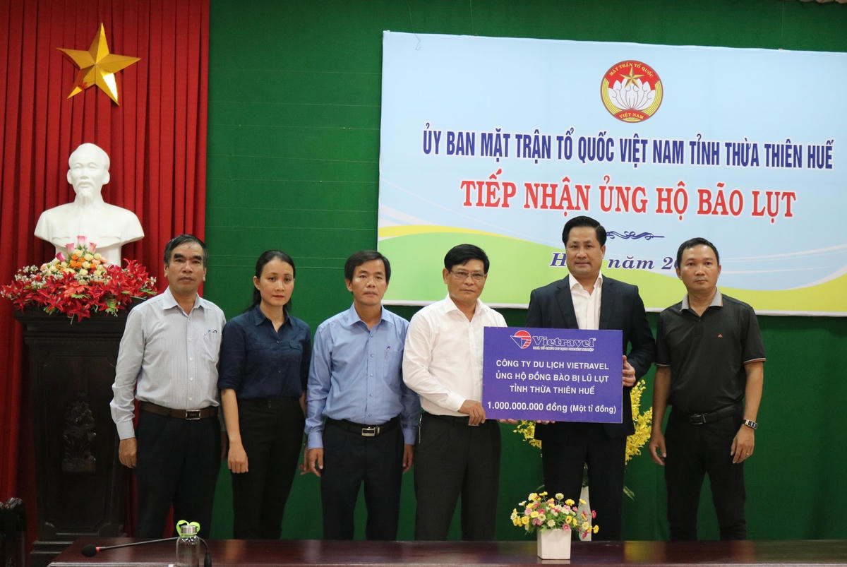 Ủy ban MTTQ Việt Nam Thừa Thiên - Huế tiếp nhận ủng hộ của Công tyVietravel.