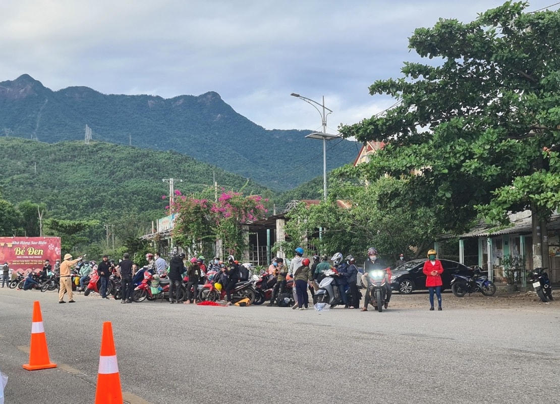 Người dân đi xe máy từ TP Hồ Chí Minh về quê tránh dịch được lực lượng chức năng tỉnh Thừa Thiên - Huế hỗ trợ.