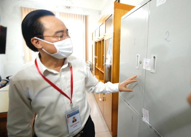 Bộ trưởng kiểm tra tủ đựng đề thi, bài thi. Hiện tủ chứa đề thi, bài thi đang được niêm phong. 