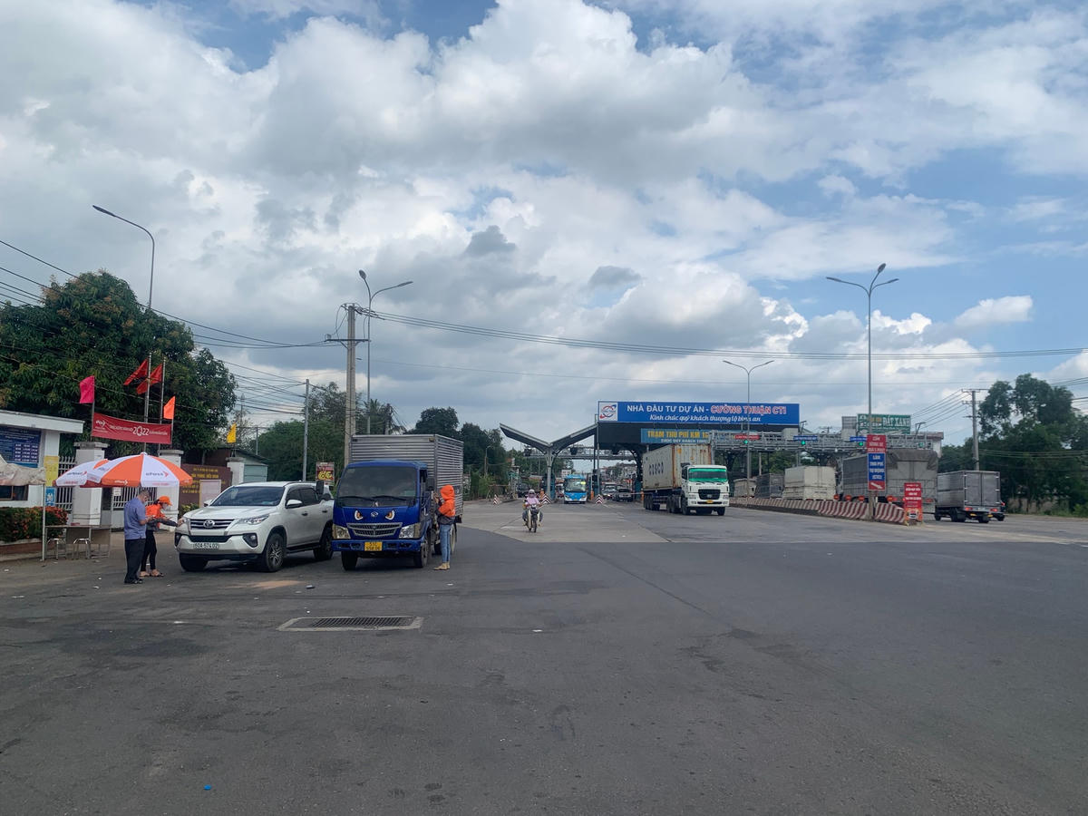 Trong khi đó trước mặt văn phòng điều hành Trạm BOT dải phân cách được mở làm lối đi. (hình chụp ngày 18/2/2022).