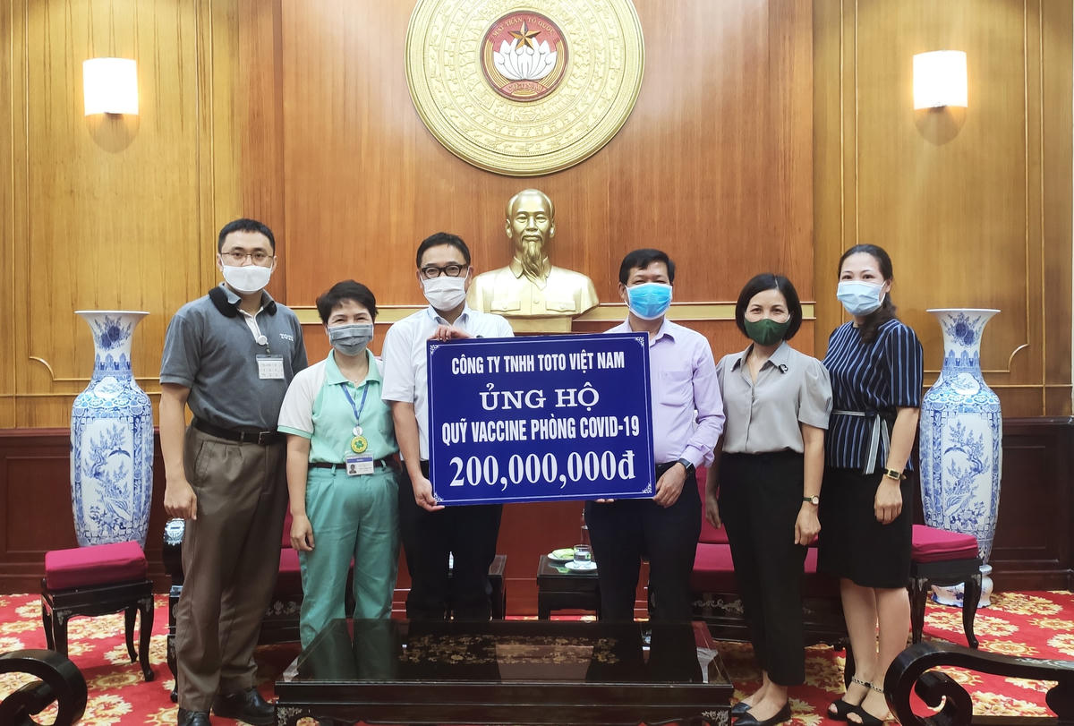 Ông Trần Văn Sinh, Trưởng ban Phong trào UBTƯ MTTQ Việt Nam tiếp nhận ủng hộ từ Công ty TNHH Toto Việt Nam.