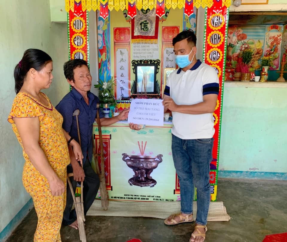 Anh Phan Văn Đức trao tiền quyên góp được cho gia đình ông Toán. Ảnh Phan Văn Đức.