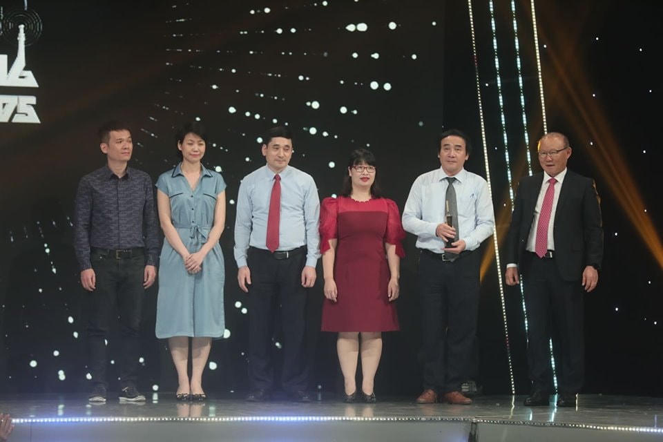 Tập thể y bác sĩ bệnh viện Bạch Mai nhận giải thưởng Nhân vật của năm.