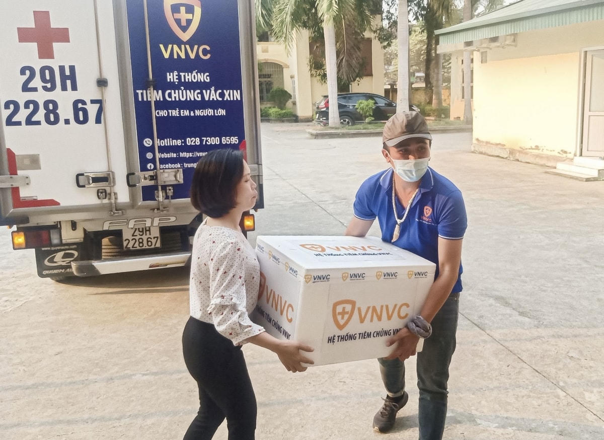 1.900 liều vaccine Covid-19 AstraZeneca phân bổ đợt 1 cho tỉnh Điện Biên đã được vận chuyển về tỉnh an toàn.  
