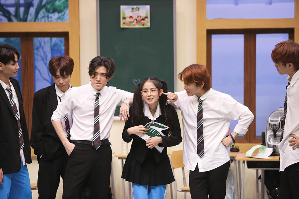 Sự xuất hiện của Tam Triều Dâng trong lớp học đã làm các chàng trai có chút lóng ngóng, lo lấy le.