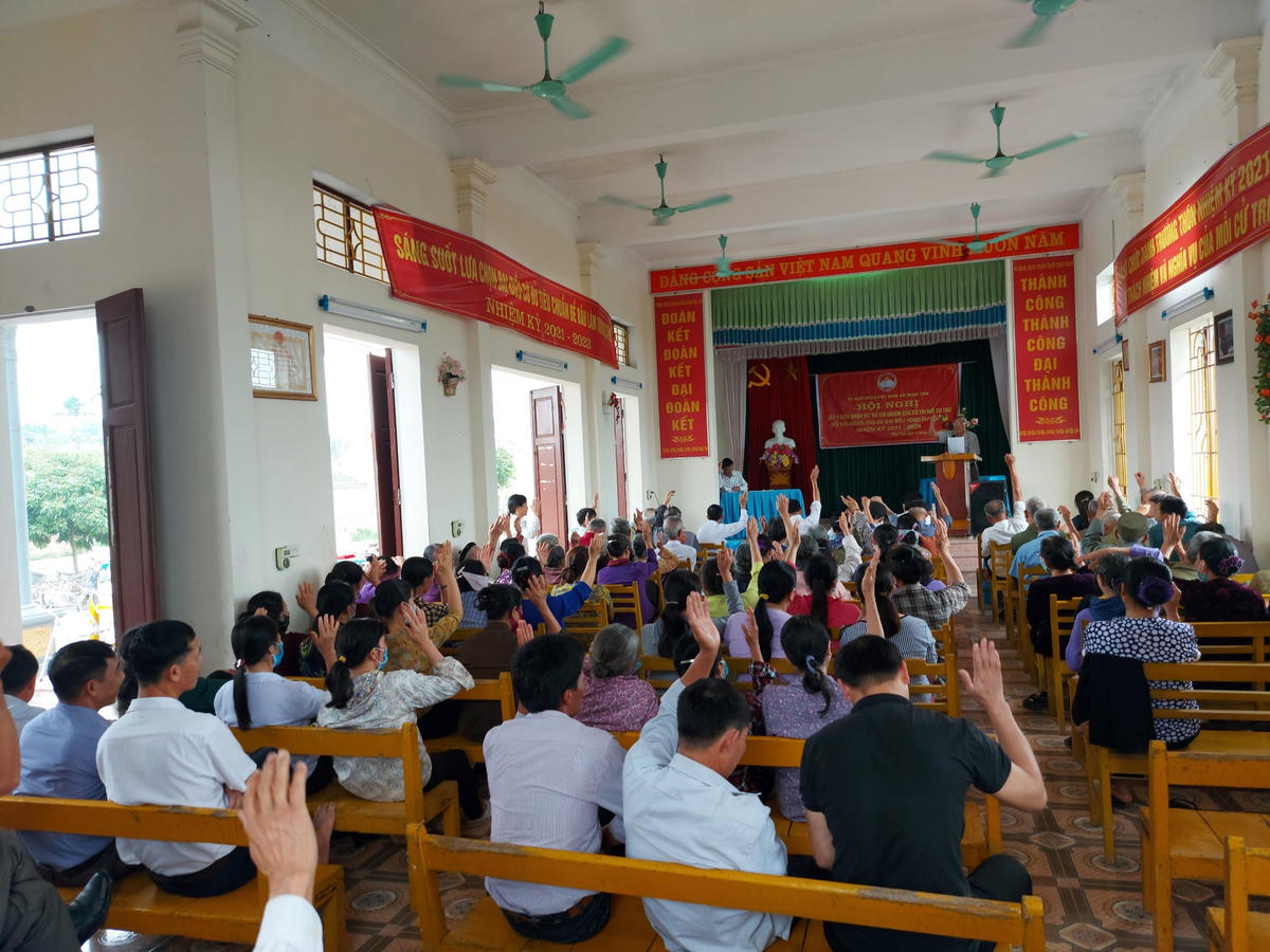 Hội nghị lấy ý kiến nhận xét và tín nhiệm của cử tri nơi cư trú tại thôn Thận Trai (xã Minh Tân, huyện Lương Tài).