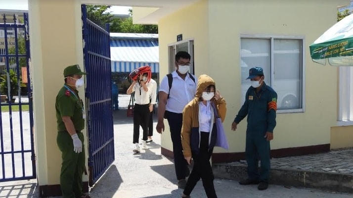 Thí sinh rời điểm thi đặc biệt về lại nơi cư trú và khu cách ly. Ảnh Bình Nguyên.