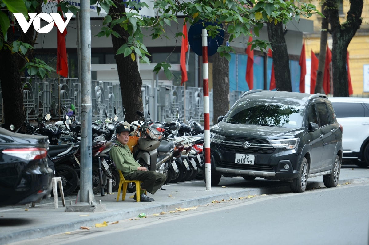 Tại phố Trần Bình Trọng, toàn bộ vỉa hè biến thành bãi gửi xe ô tô-xe máy.  